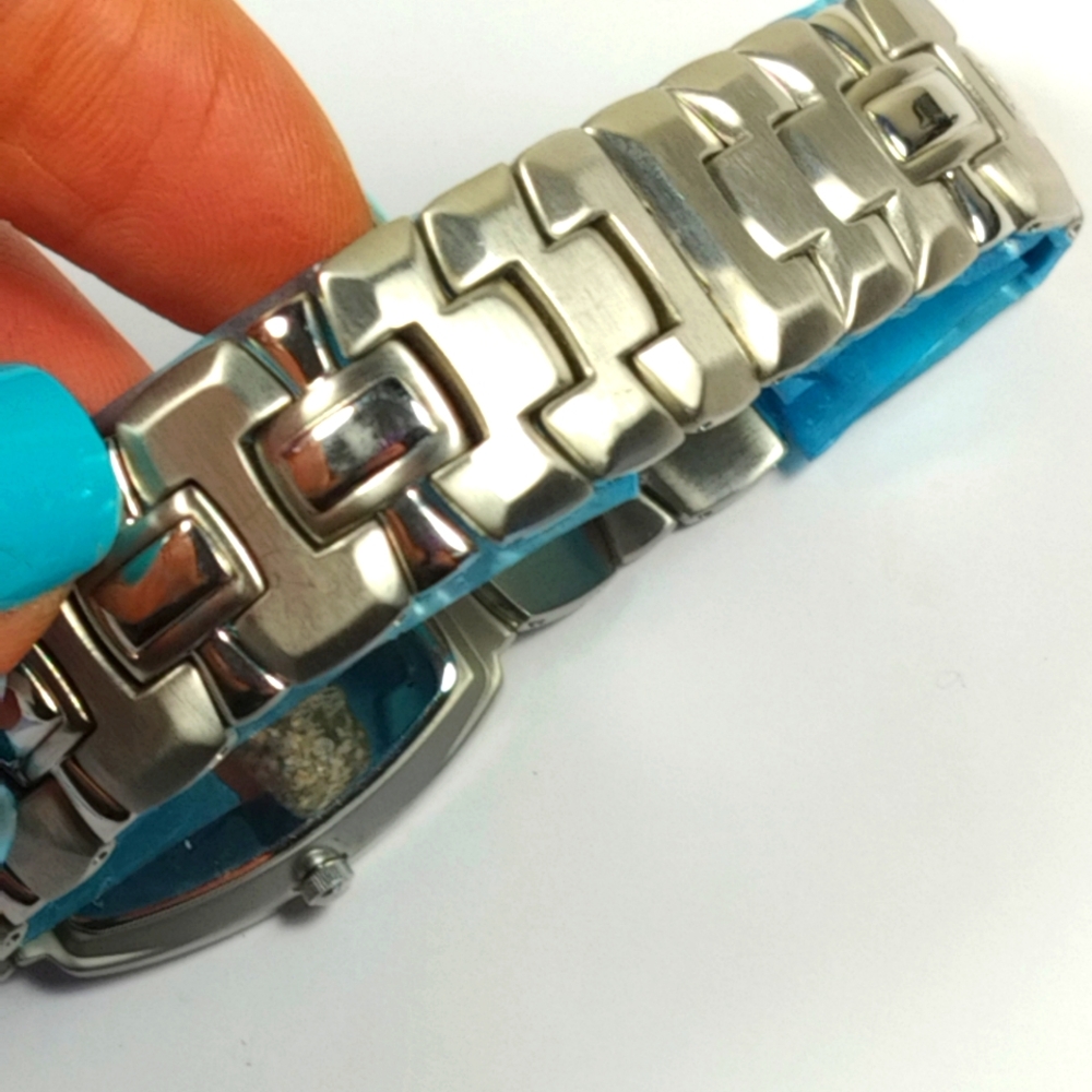 Gucci Women's Watch in New Condition *Needs battery replacement* - Picture 7 of 11